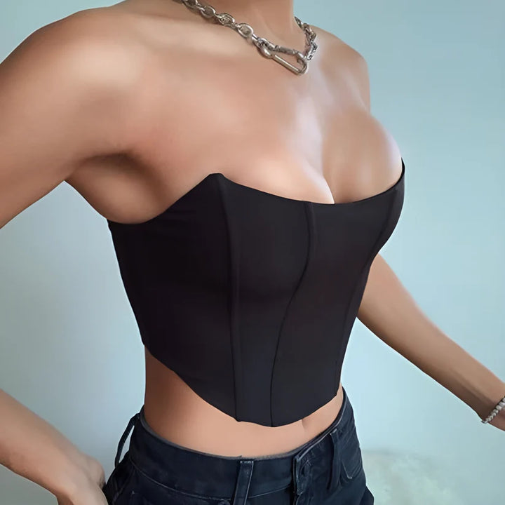 Model wearing Makena Top – fitted summer crop shirt for women in a sexy club style by Vespera The Label.